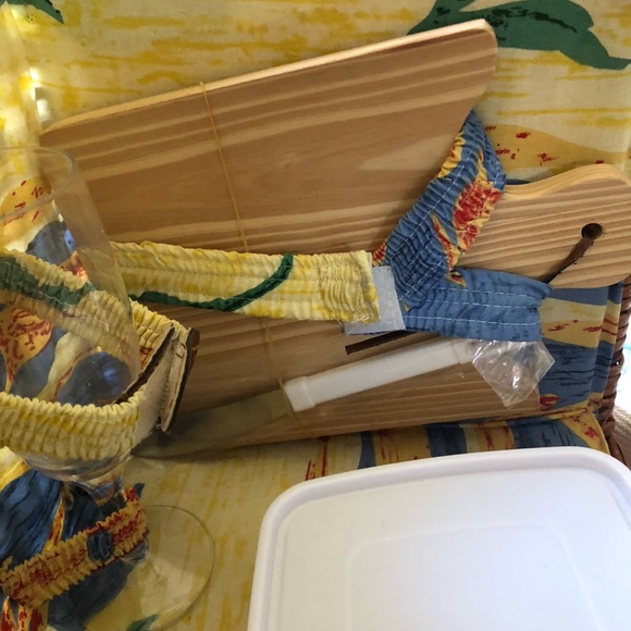 Vintage picnic basket/hamper—fully stocked! - Picture 7 of 8